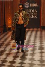 Model walks the ramp for Karan Johar and Varun Bahl_s show on Day 2 of HDIL on 7th Oct 2010 (70).JPG