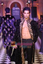 Model walks the ramp for Karan Johar and Varun Bahl_s show on Day 2 of HDIL on 7th Oct 2010 (80).JPG