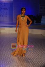 Model walks the ramp for Queenie show on Day 2 of HDIL on 7th Oct 2010.JPG