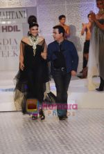 Raveena Tandon walks the ramp for Raj Mahtani show on Day 2 of HDIL on 7th Oct 2010 (19).JPG