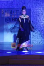 Raveena Tandon walks the ramp for Raj Mahtani show on Day 2 of HDIL on 7th Oct 2010 (2).JPG