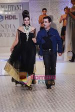 Raveena Tandon walks the ramp for Raj Mahtani show on Day 2 of HDIL on 7th Oct 2010 (20).JPG