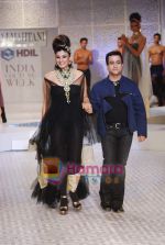 Raveena Tandon walks the ramp for Raj Mahtani show on Day 2 of HDIL on 7th Oct 2010 (23).JPG