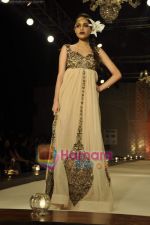 Model walks the ramp for Ayesha Deepala_s Show on day 3 of HDIL on 8th Oct 2010 (77).JPG