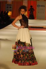 Model walks the ramp for Rohit Bal_s Show on day 3 of HDIL on 8th Oct 2010 (37).JPG