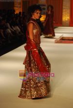 Model walks the ramp for Rohit Bal_s Show on day 3 of HDIL on 8th Oct 2010 (51).JPG