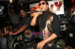 Akshay Kumar Turns DJ to promote film Action Replay in Polyester on 9th Oct 2010 (5).JPG