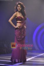 Anushka Sharma walks the ramp for Rina Dhaka Show on day 4 of HDIL on 9th Oct 2010 (13).JPG