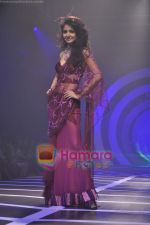 Anushka Sharma walks the ramp for Rina Dhaka Show on day 4 of HDIL on 9th Oct 2010 (9).JPG