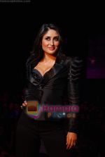 Kareena Kapoor at Salman Khan_s Being Human show on Day 4 of HDIL on 9th Oct 2010 (19).JPG