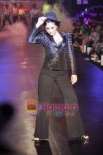 Kareena Kapoor at Salman Khan_s Being Human show on Day 4 of HDIL on 9th Oct 2010 (5).JPG
