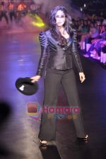 Kareena Kapoor at Salman Khan_s Being Human show on Day 4 of HDIL on 9th Oct 2010 (6).JPG