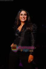 Kareena Kapoor in mapxencar by Riddhi & Siddhi for HDIL couture week on 9th Oct 2010 (39).JPG
