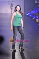 Karisma Kapoor at Salman Khan_s Being Human show on Day 4 of HDIL on 9th Oct 2010 (140).JPG