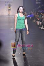 Karisma Kapoor at Salman Khan_s Being Human show on Day 4 of HDIL on 9th Oct 2010 (15).JPG