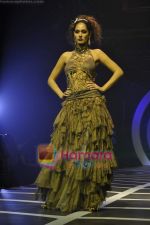 Model walks the ramp for Rina Dhaka Show on day 4 of HDIL on 9th Oct 2010 (15).JPG
