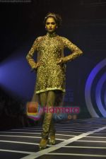 Model walks the ramp for Rina Dhaka Show on day 4 of HDIL on 9th Oct 2010 (17).JPG