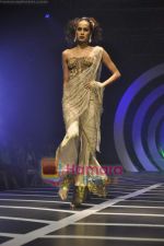 Model walks the ramp for Rina Dhaka Show on day 4 of HDIL on 9th Oct 2010 (23).JPG