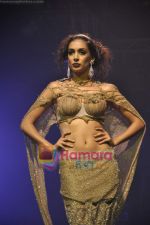 Model walks the ramp for Rina Dhaka Show on day 4 of HDIL on 9th Oct 2010 (38).JPG