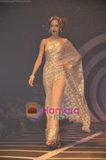 Model walks the ramp for Rina Dhaka Show on day 4 of HDIL on 9th Oct 2010 (77).JPG