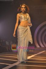Model walks the ramp for Rina Dhaka Show on day 4 of HDIL on 9th Oct 2010 (85).JPG