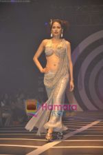Model walks the ramp for Rina Dhaka Show on day 4 of HDIL on 9th Oct 2010 (86).JPG