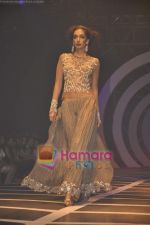 Model walks the ramp for Rina Dhaka Show on day 4 of HDIL on 9th Oct 2010.JPG