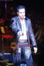 Abhay Deol walks the ramp for Arjun Khanna Show on day 5 of HDIL on 10th Oct 2010 (9).JPG