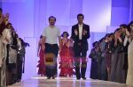 Arjun Rampal walks the ramp for Shahab Durazi Show on day 5 of HDIL on 10th Oct 2010 (10).JPG