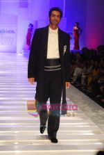 Arjun Rampal walks the ramp for Shahab Durazi Show on day 5 of HDIL on 10th Oct 2010 (2).JPG