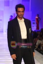 Arjun Rampal walks the ramp for Shahab Durazi Show on day 5 of HDIL on 10th Oct 2010 (3).JPG