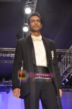 Arjun Rampal walks the ramp for Shahab Durazi Show on day 5 of HDIL on 10th Oct 2010 (3)~0.JPG