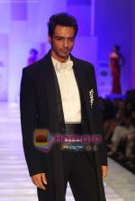 Arjun Rampal walks the ramp for Shahab Durazi Show on day 5 of HDIL on 10th Oct 2010 (4).JPG