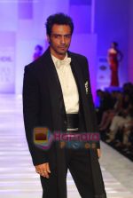Arjun Rampal walks the ramp for Shahab Durazi Show on day 5 of HDIL on 10th Oct 2010 (6).JPG