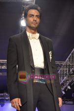 Arjun Rampal walks the ramp for Shahab Durazi Show on day 5 of HDIL on 10th Oct 2010 (6)~0.JPG
