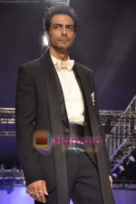 Arjun Rampal walks the ramp for Shahab Durazi Show on day 5 of HDIL on 10th Oct 2010 (7)~0.JPG