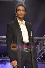 Arjun Rampal walks the ramp for Shahab Durazi Show on day 5 of HDIL on 10th Oct 2010 (8)~0.JPG