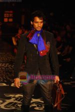 Model walks the ramp for Arjun Khanna Show on day 5 of HDIL on 10th Oct 2010 (9).JPG