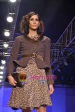 Model walks the ramp for Shahab Durazi Show on day 5 of HDIL on 10th Oct 2010 (15)~0.JPG