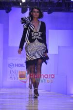 Model walks the ramp for Shahab Durazi Show on day 5 of HDIL on 10th Oct 2010 (16)~0.JPG