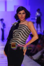 Model walks the ramp for Shahab Durazi Show on day 5 of HDIL on 10th Oct 2010 (42).JPG