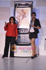 Deepika Padukone unveils the new Blackberry torch in Grand Hyatt, Mumbai on 14th Oct 2010 (16).JPG