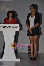 Deepika Padukone unveils the new Blackberry torch in Grand Hyatt, Mumbai on 14th Oct 2010 (3).JPG