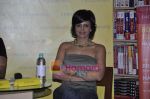 Mandira bedi unveils The Leader Who had no title book in Crossword, Mumbai on 13th Oct 2010 (16).JPG