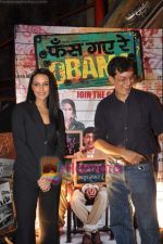 Neha Dhupia, Rajat Kapoor at the launch of Phas Gaye Obama in Coutyard on 13th Oct 2010 (9).JPG