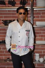 Akshay Kumar show the set of Amul Master Chef in FilmCity, Mumbai o 14th Oct 2010 (21).JPG