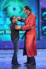 Salman Khan with WWE Superstar The Great Khali in Bigg Boss 4 (5).JPG