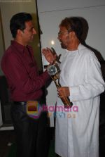 Akshay Kumar, Rajesh Khanna at Zee TV_s Action Replay Diwali show in Malad on 16th Oct 2010 (8).JPG