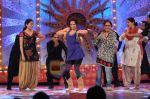 Malaika Arora Khan dance for Munni Badnaam Hui at STAR PLUS DIWALI DILON KI (5).JPG