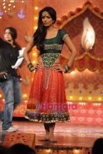 Malaika Arora Khan dance for Munni Badnaam Hui at STAR PLUS DIWALI DILON KI (6).JPG